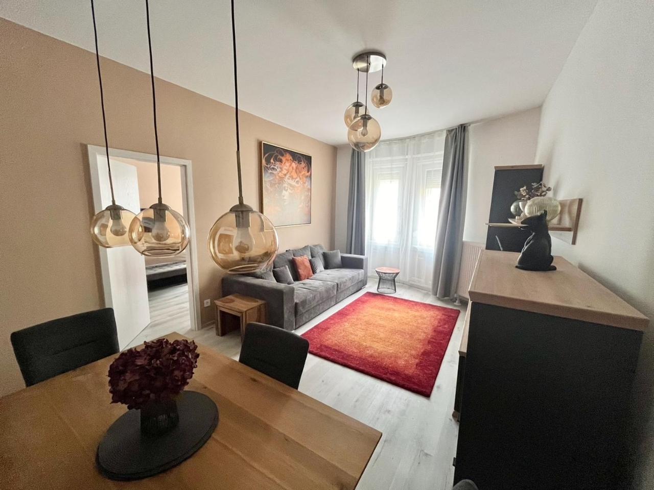 Ursula Trendy Apartment